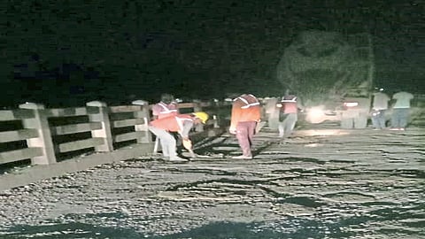 खासदार पाटलांच्या पत्राने बांधकाम यंत्रणा हलली, रात्रीत बुजवले कृष्णा पुलावरील खड्डे!