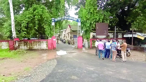 खापरखेडा : लाचलुचपतप्रकरणी दोन पोलिसांवर कारवाई करताना एसीबीचे पथक.