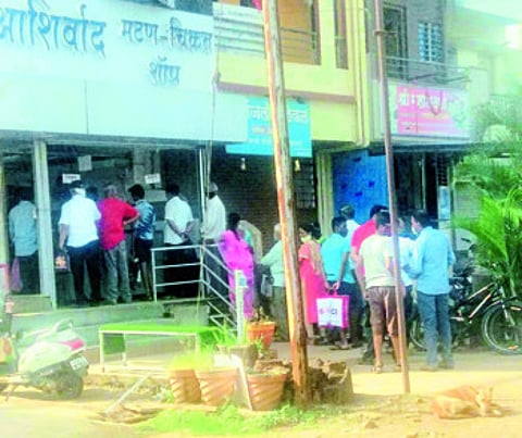 Queues in front of meat and chicken shops