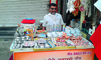 जावाई, भाच्यांना वाण देण्यासाठी दोनशेच्या पॅकेज बाजारात धुम