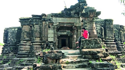 पुरातत्व विभागाच्या दुर्लक्षामुळे ७०० वर्षांपूर्वीचे हेमाडपंती मंदिराची झाली दुरावस्था