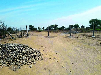 पांझरा नदीवरील बारा कोटींचा पूल पाण्यात !