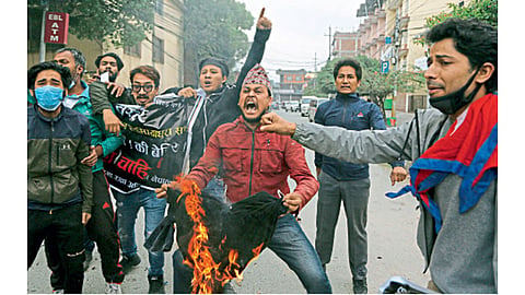 काठमांडू - भारताच्या विरोधात घोषणा देताना नेपाळी विद्यार्थी.
