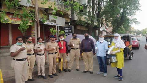 जुनी सांगवीत पोलिस कर्मचा-यांना चहा देताना पोलिस पत्नी कविता नम व पोलिस कर्मचारी.