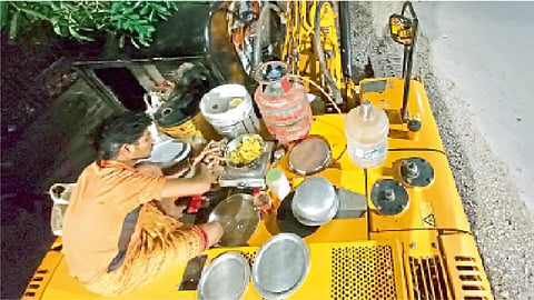 शनिवारवाडा : लॉकडाउनमध्ये अडकलेल्या गोलूने पोकलेनवरच थाटलेला संसार.