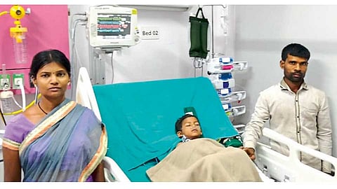 मुंबई - हृदयशस्त्रक्रिया झालेल्या मुलगा लायप्पासमवेत आईवडील कविता व कांतेश कांबळे.