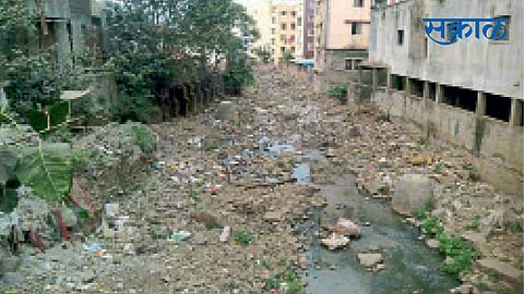 मांगडेवाडी - सांडपाणी वाहिनीचे पाणी ओढ्यात सोडल्याने परिसरातील नागरिकांचे आरोग्य धोक्यात आले आहे.