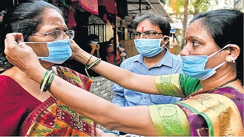 मास्क न लावणाऱ्यांवर कारवाई करणाऱ्या कर्मचाऱ्यांचा मनस्ताप वाढला
