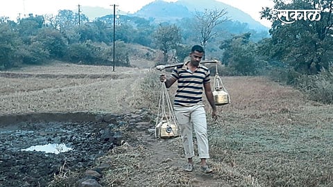 डोंगरवाडी : डोंगरावरून पायथ्याशी कावडीद्वारे दुध वाहतूक करताना तरुण.