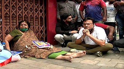 शोभा देशपांडेंच्या आंदोलनावर मनसे आक्रमक, संदीप देशपांडेंकडून दुकानादाराला चोप