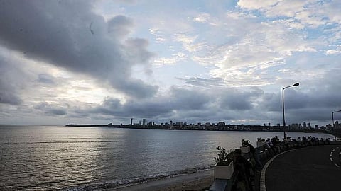 झाले मोकळे आकाश... तीन दिवसांपासून असलेलं ढगाळ वातावरण अखेर हटले