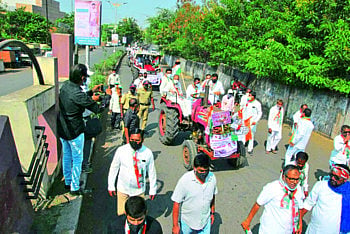 केंद्र सरकारच्या निषेधार्थ नंदुरबारमध्ये ट्रॅक्टर रॅली !