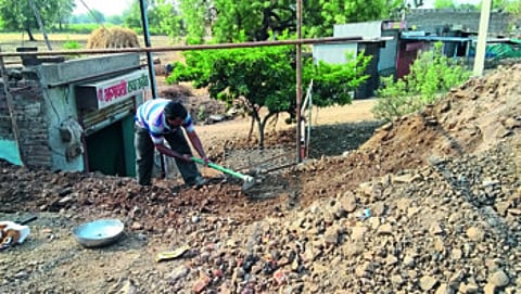 बॅण्ड संचालक...पण ढोलच्या ऐवजी हातात तगारी, फावडा