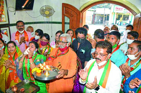 जळगाव शहरात घंटा अन् शंखनादाच्या गजरात मंदिर खुली