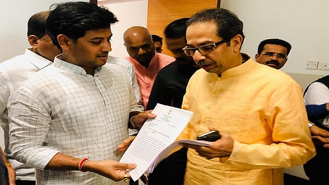 मुंबई : मुख्यमंत्री उद्धव ठाकरे यांना निवेदन देताना खासदार श्रीकांत शिंदे.