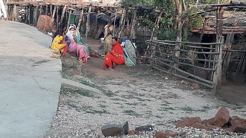 घाटकुकडा : आदिवासींची वस्ती असलेले 52 घरांचे घाटकुकडा गाव.