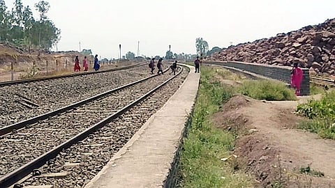 बापरे ! विद्यार्थ्यांचा रोजच जीव धोक्यात; उपाययोजनांची गरज
