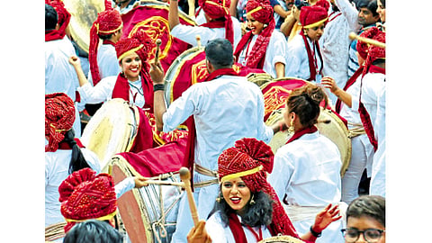 लक्ष्मी रस्ता - आपल्या वादनात गुंगून जात त्याचा आनंद घेणारा ‘कलावंत पथका’चा चमू.
