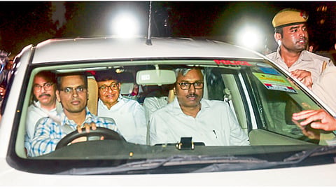 नवी दिल्ली - केंद्रीय अन्वेषण विभागाने (सीबीआय) पी. चिदंबरम यांना बुधवारी रात्री त्यांच्या निवासस्थानी अटक केली.