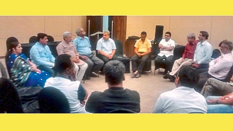 पिंपरी - शहरातील पवना व इंद्रायणी नद्यांच्या स्वच्छतेचे काम करणाऱ्या पर्यावरणप्रेमींच्या बैठकीत बोलताना डॉ. राजेंद्रसिंह.