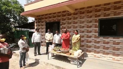 Coronavirus Distribution of vegetables from the urse Sarpanch to villagers