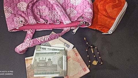 गुलाबी रंगाच्या पर्सची का हाेतेय चर्चा.. वाचा सविस्तर