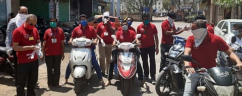 उस्मानाबाद : निराधारांना पोटभर अन्न वाटप करण्यासाठी पुढाकार घेणारे अन्नपूर्णा संस्थेचे सदस्य. दुचाकीवरून निराधारांना हे सदस्य डबे पोच करतात.