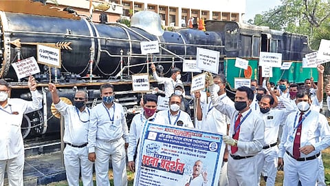 पुणे स्टेशन - प्रलंबित मागण्यांच्या पूर्ततेसाठी पुणे रेल्वेच्या विभागीय कार्यालयासमोर मंगळवारी धरणे आंदोलन करताना स्टेशन मास्तर.