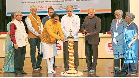 सिंबायोसीस आंतरराष्ट्रीय अभिमत विद्यापीठ, किवळे - डेस्टिनेशन इंडिया परिषदेचे उद्घाटन करताना केंद्रीय मनुष्यबळ विकासमंत्री रमेश पोखरियाल निशंक. शेजारी डॉ. शां. ब. मुजुमदार, डॉ. विनय सहस्रबुद्धे, डॉ. नितीन करमळकर व मान्यवर.