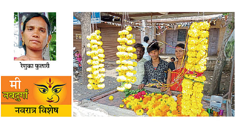 चापोली (ता. चाकूर) - हार, गजरे, गुच्छ व समारंभातील सजावट करून रेणुका फुलारी या हिमतीने संसाराचा गाडा ओढत आहेत.