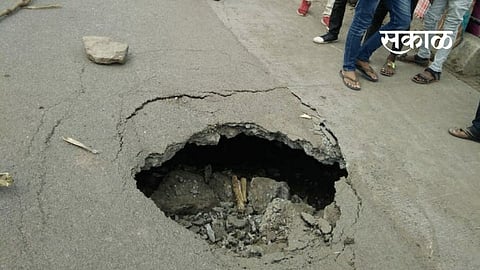 वारुळवाडी-गुंजाळवाडी रस्त्याने प्रवास करणे झाले धोक्याचे, कारण...