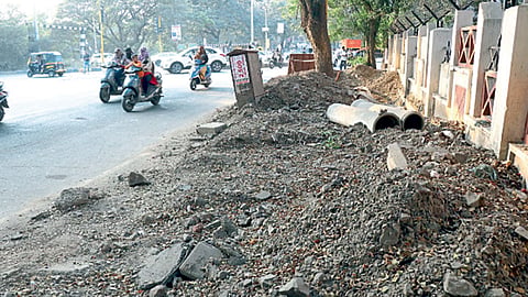 प्राधिकरण - रस्त्याच्या राडारोड्यावरून घसरून पडल्याने याच ठिकाणी दुचाकीस्वार महिलेचा मृत्यू झाला होता.