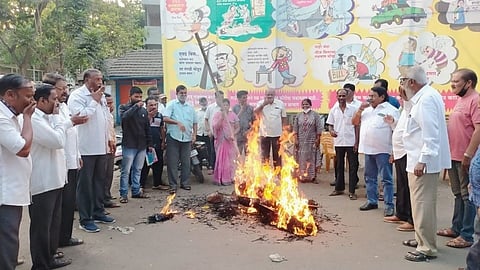 Burning of a symbolic statue of Energy Minister Nitin Raut in kolhapur msedcl marathi news