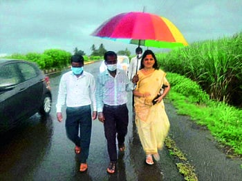 वेतनासाठी शिक्षकांची पावसात पायी दिंडी