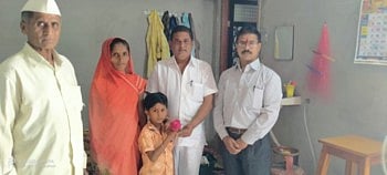 जीवनदान देणाऱ्या मानलेल्या काकाला तीन वर्षांनी मारली मिठी !