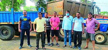 वाळूमाफियांच्या टेहळणीला तहसीलदारांने वेषांतर करून दिला चकवा; दोन ट्रॅक्टर केले जप्त !