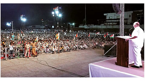 मंचर (ता. आंबेगाव) - डॉ. अमोल कोल्हे यांच्या प्रचार सभेत बोलताना ज्येष्ठ नेते शरद पवार.