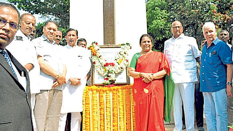 मुंबई - महाराष्ट्राचे माजी मुख्यमंत्री वसंतदादा पाटील यांच्या जयंतीनिमित्त बुधवारी विधान भवनात त्यांना आदरांजली वाहताना राष्ट्रवादी काँग्रेसचे अध्यक्ष शरद पवार आणि इतर नेते.
