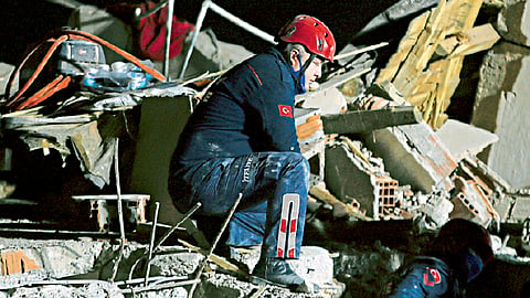 Turkey earthquake : ७० वर्षीय नागरिक ढिगाऱ्यातून सुखरूप बाहेर