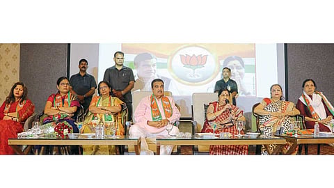 जगनाडे चौक - महिला मेळाव्याला मार्गदर्शन करताना परराष्ट्रमंत्री सुषमा स्वराज, मंचावर उपस्थित केंद्रीय मंत्री नितीन गडकरी, कांचन गडकरी, माजी मंत्री सुलेखा कुंभारे, अभिनेत्री सोनाली फोगट, माजी महापौर अर्चन डेहनकर, महापौर नंदा जिचकार.