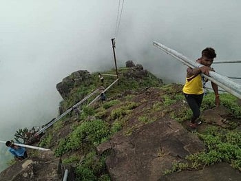 सातपुड्यातील अस्तंभा शिखरावर कशाचे आहे सवाट; तरी शिखराव रेलिंगच्या कामाला सुरूवात !