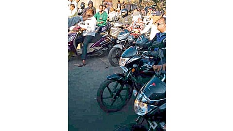 तळेगाव स्टेशन - चाकण रस्त्यावर टपाल कार्यालयासमोर झालेल्या कोंडीत अडकलेले दुचाकीस्वार.