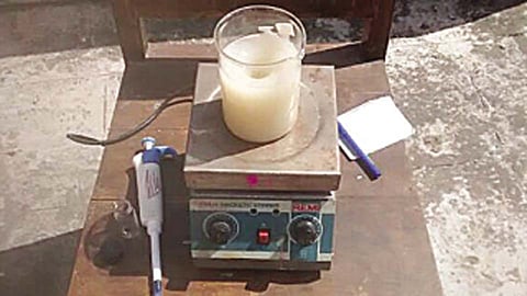 कोल्हापूर - साखर कारखान्यात निर्माण होणाऱ्या सांडपाण्याचे उत्प्रेरकाच्या मदतीने व सूर्यप्रकाशाद्वारे होणारे विघटन.