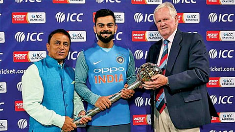 केप टाउन - कसोटी क्रिकेटमधील अजिंक्यपदचा करंडक सुनील गावसकर (डावीकडे) आणि ग्रॅमी पोलॉक (उजवीकडे) यांच्या हस्ते स्वीकारताना भारताचा कर्णधार विराट कोहली.