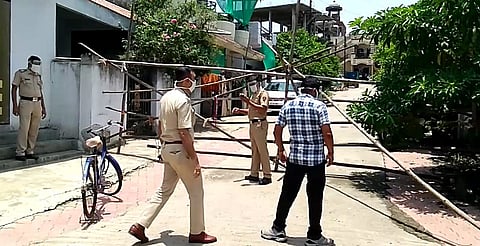 वाडी : नवनीतनगर हा परिसर सील केल्यानंतर तैनात असलेले पोलिस कर्मचारी.