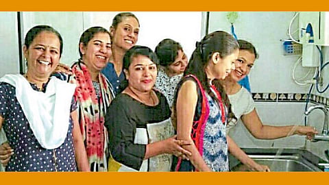 रावेत - नळाला एरेटर बसवून पाणीबचतीची सुरवात करताना सेलेस्टियल सिटीमधील महिला.