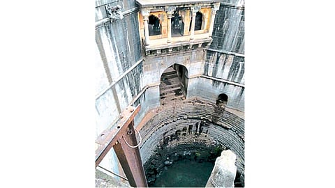 लिंब - तीनशे वर्षे न आटलेली बारा मोटेची विहीर.