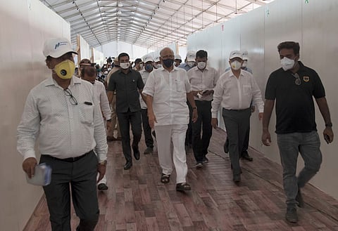 शरद पवारांनी BKC मध्ये उभारण्यात आलेल्या रुग्णालयाला भेट देऊन घेतला परिस्थितीचा आढावा
