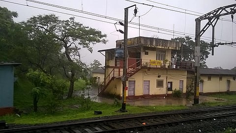 पुणे-मुंबई रेल्वे सेवा ठप्प; अतिवृष्टीमुळे मंकी हिल रुळावर दरड कोसळली...