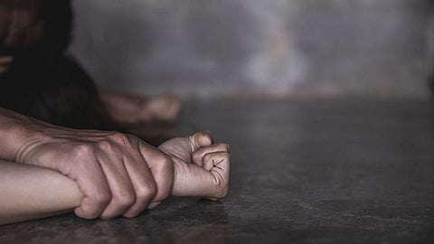 वाढदिवसाची पार्टी म्हणून बोलावले परंतु गुंगीचे औषध पाजून चौघांनी केले दुष्कृत्य...